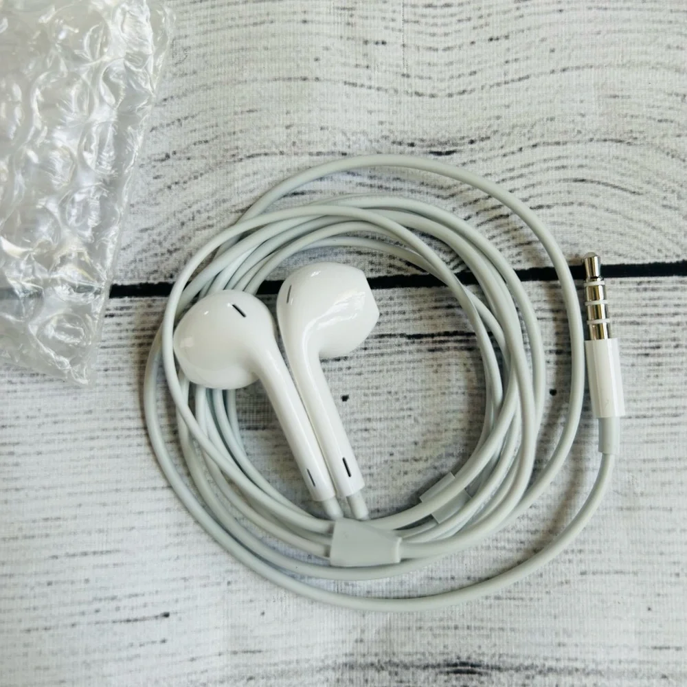 Apple iPhone White Wired Earphones NWOT